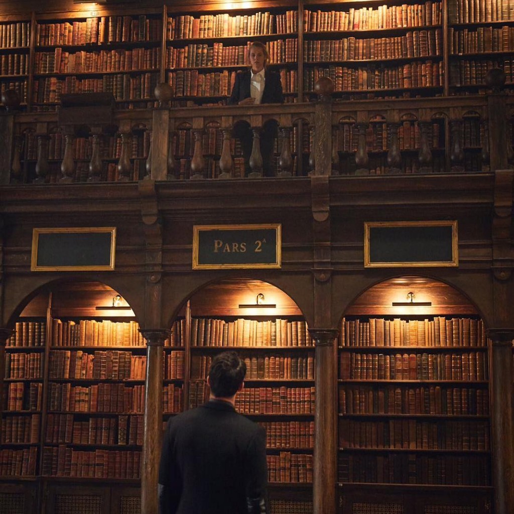 Matthew Clairmont (Matthew Goode) retrouve Diana à la bibliothèque