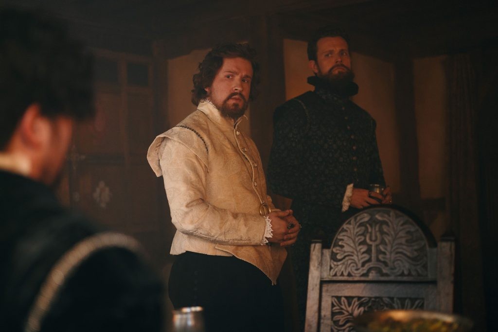 Henry Percy (Adam Sklar) et Sir Walter Raleigh (Michael Lindall) regardent Kit Marlowe