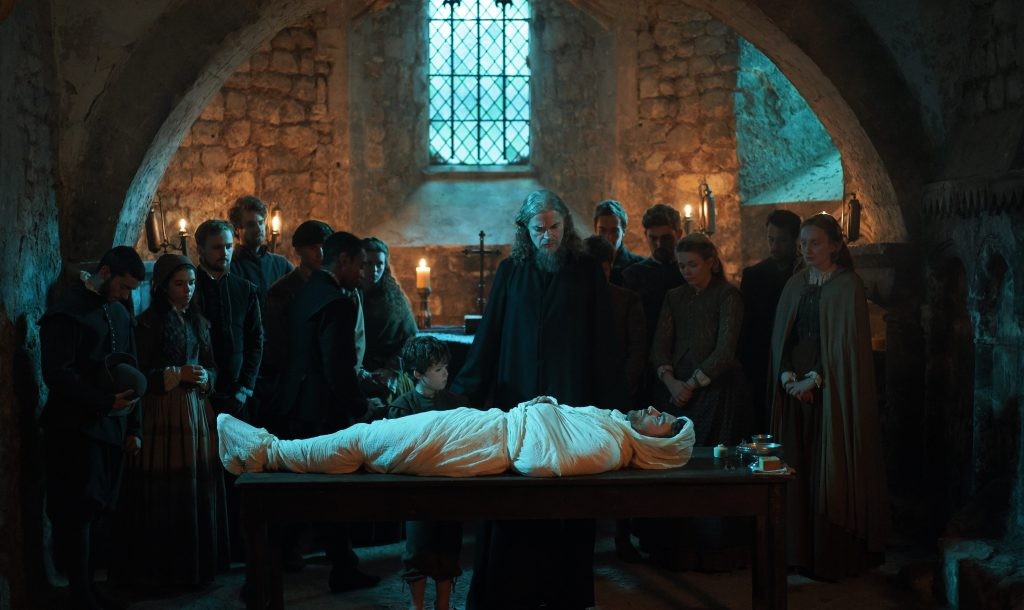 Andrew Hubbard (Paul Rhys), le souverain vampire de Londres,  et ses fidèles pleurent la mort du sorcier Tom Caldwell