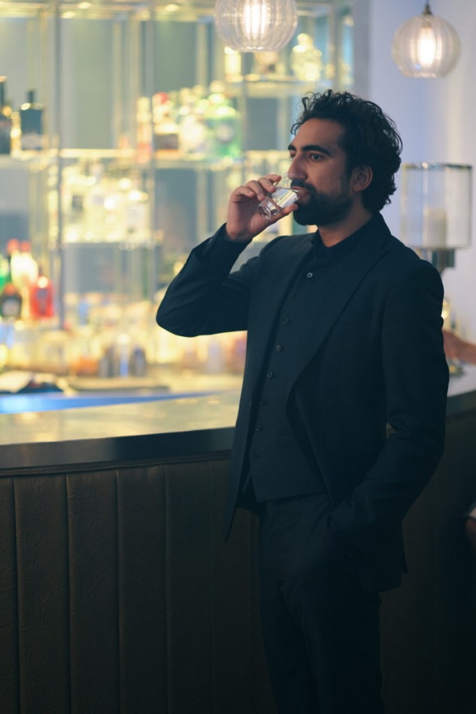 Domenico Michele (Gregg Chillin) boit un verre au bar