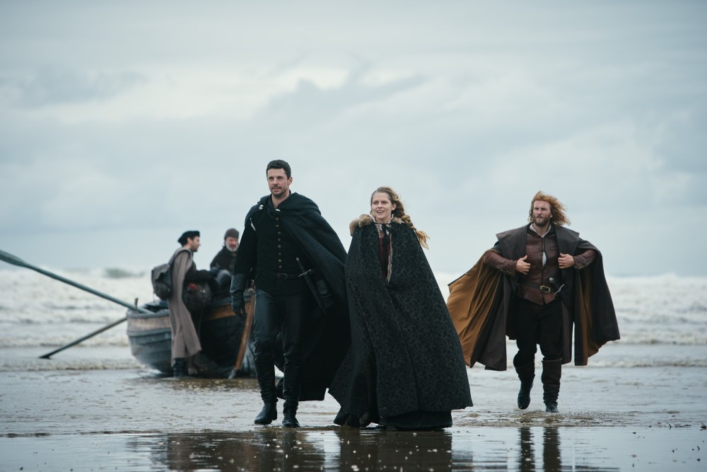 Matthew (Matthew Goode), Diana (Teresa Palmer) et Gallowglass (Steven Cree) débarquent sur les côtes françaises