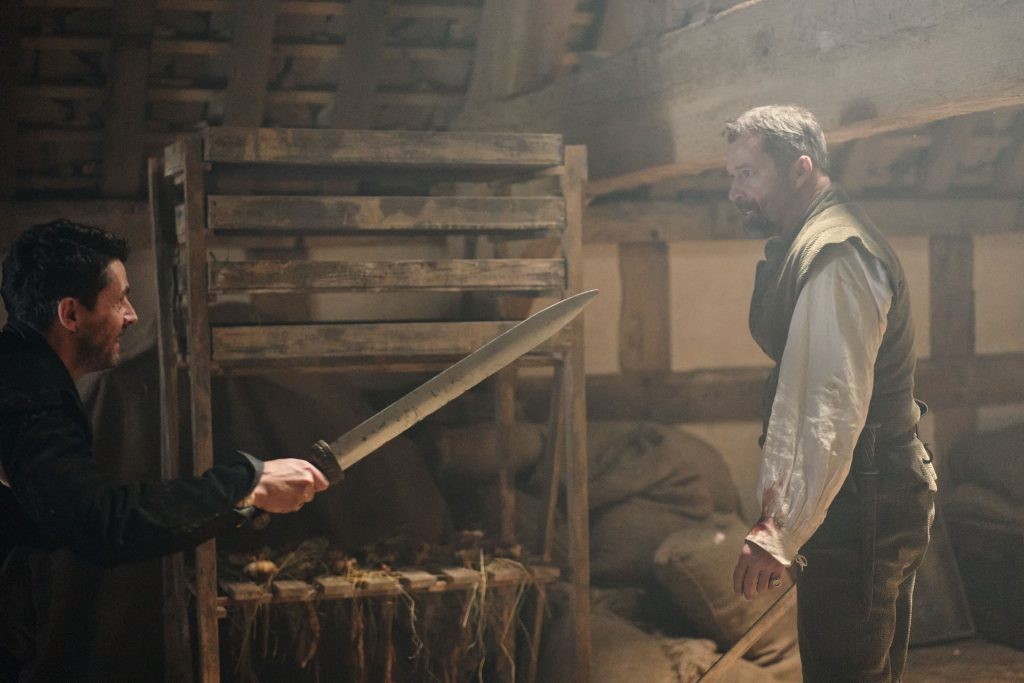 Face à face tendu entre père (James Purefoy) et fils (Matthew Goode)