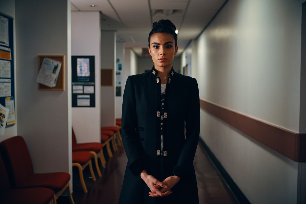 Miriam Shephard (Aiysha Hart) dans les couloirs d'un hôpital