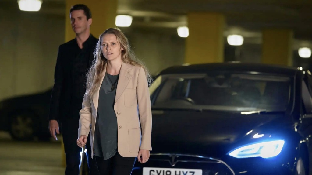 Matthew (Matthew Goode) et Diana (Teresa Palmer) sont sortis de leur voiture, mais pourquoi?