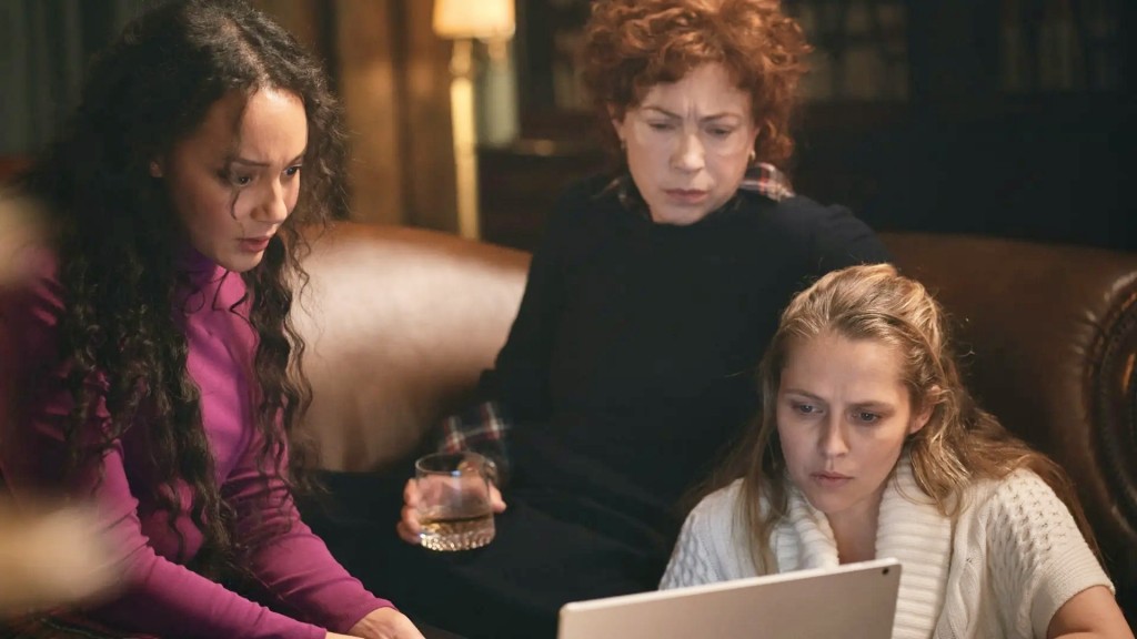 Phoebe (Adelle Leonce), Sarah (Alex Kingston) et Diana (Teresa Palmer) font des recherches sur l'ordinateur
