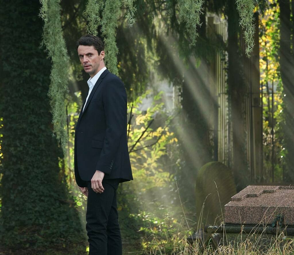 Matthew de Clermont (Matthew Goode) aux aguêts dans un cimetière