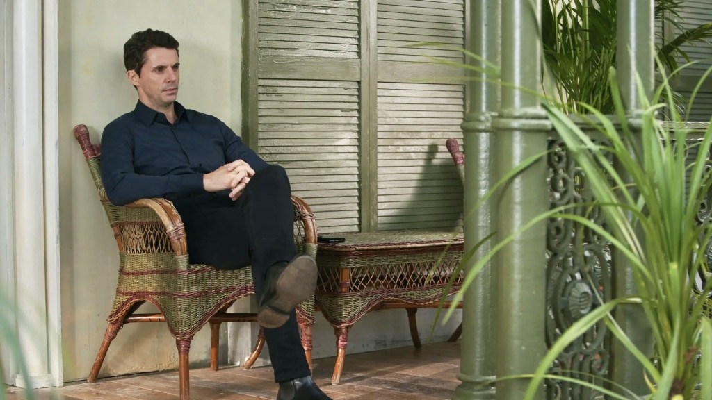 Matthew (Matthew Goode), assis seul et pensif à la Nouvelle Orléans, devant la maison de Ransome