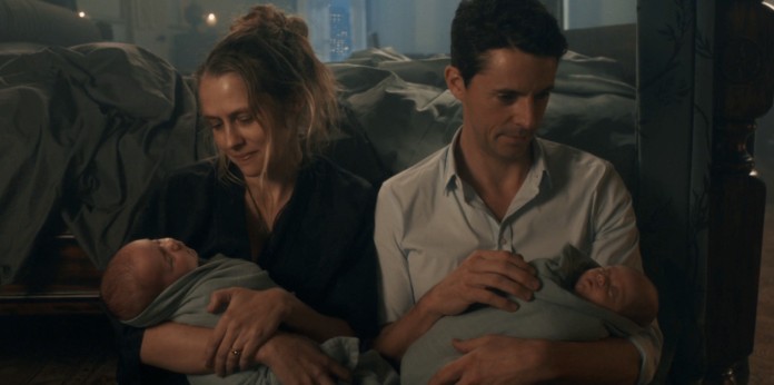 Diana (Teresa Palmer) et Matthew (Matthew Goode) avec leurs enfants dans les bras juste après l'accouchement