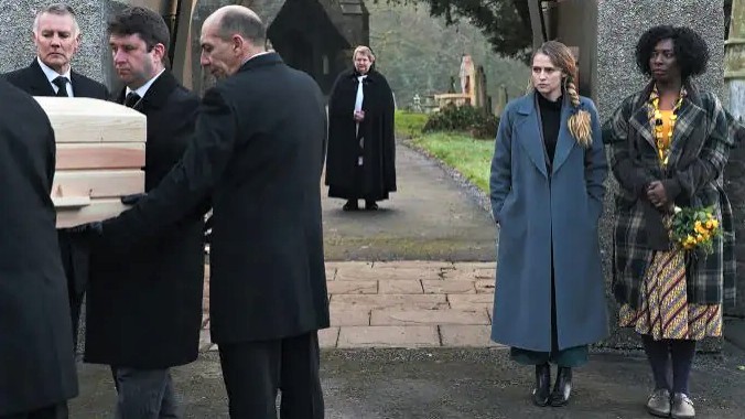 Diana (Teresa Palmer)  et Agatha (Tanya Moodie) assistent à des funérailles