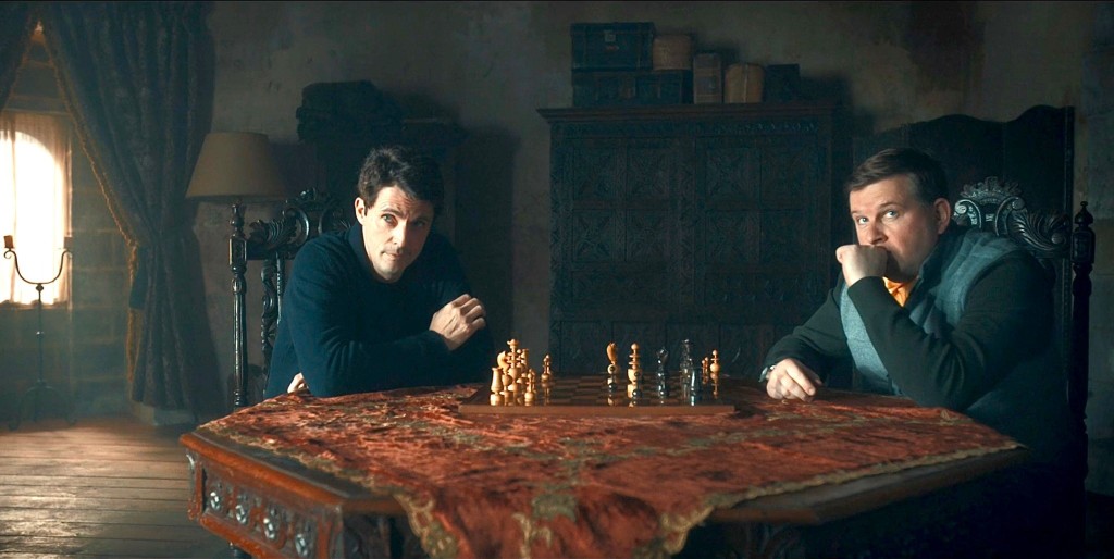 Matthew et Hamish (Greg McHugh) jouent aux échecs
