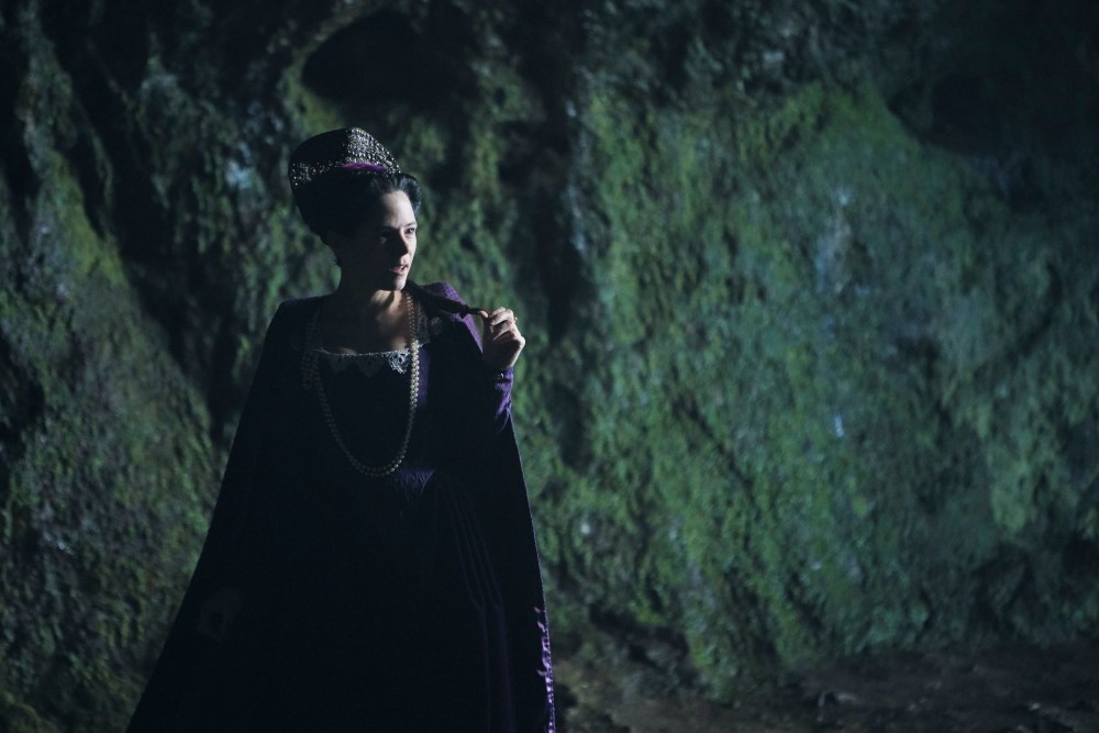 Louisa de Clermont (Elaine Cassidy) dans ce qui ressemble à une grotte