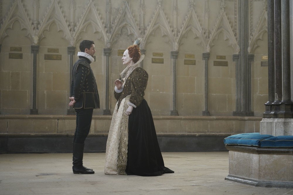 Petit tête à tête entre la Reine Elisabeth (Barbara Marten) et Matthew Roydon (Matthew Goode)