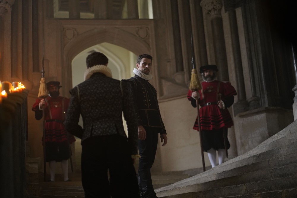Matthew (Matthew Goode) discute avec son ami Sir Walter Raleigh (Michael Lindall) dans les couloirs du palais