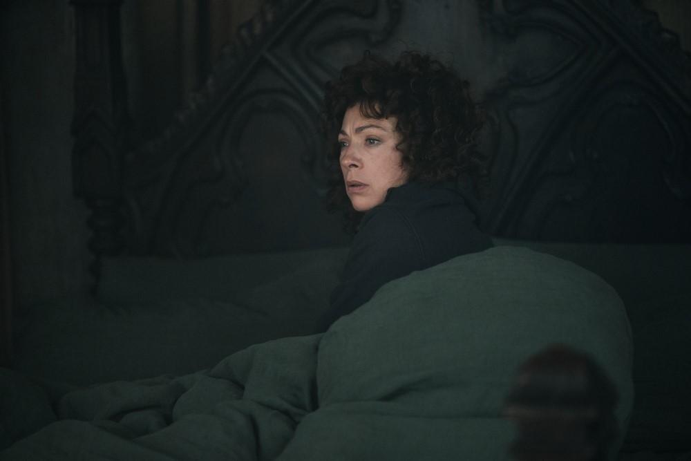 Sarah Bishop (Alex Kingston), inquiète,  se réveille seule au milieu de la nuit