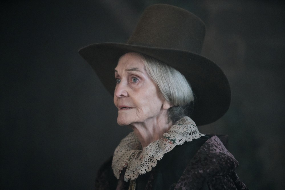 Goody Alsop (Sheila Hancock), la sorcière la plus puissante d'Angleterre