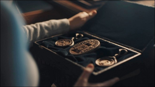 Diana découvre les sceaux des Chevaliers de Saint-Lazare dans le bureau de Matthew