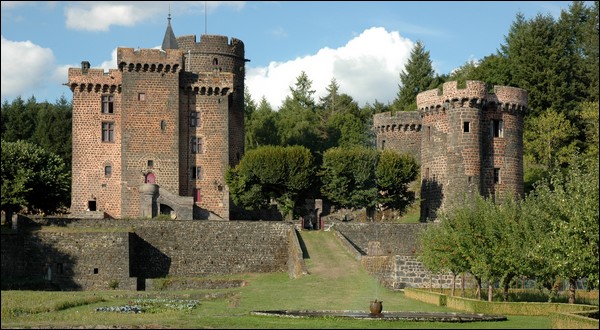 Sept-Tours inspiré du Château Dauphin à Pontgibaud, en France, dans le Puy-de-Dôme 