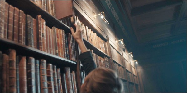 Télékinésie : Diana utilise la magie pour saisir le livre