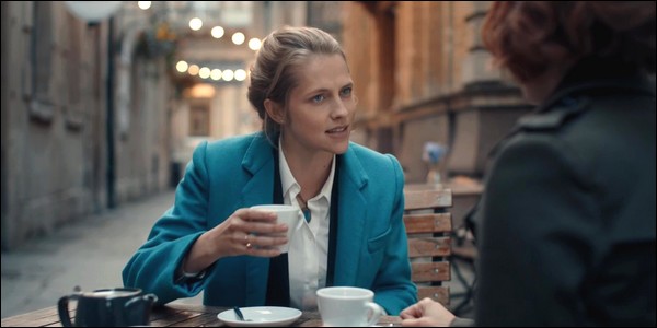 Diana discute avec Gillian à Oxford, un thé à la main