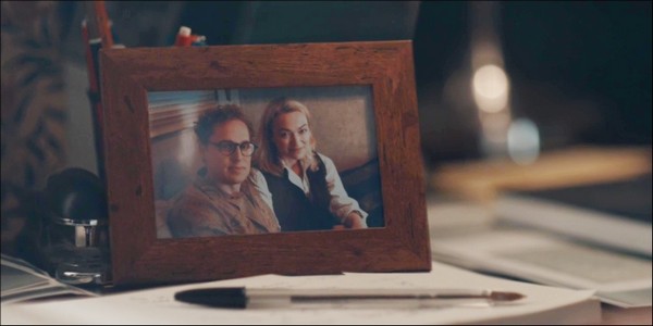 La photo des parents de Diana sur son bureau