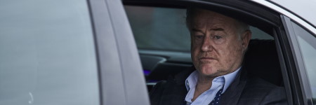 Peter Knox assis dans une voiture saison 3 épisode 6