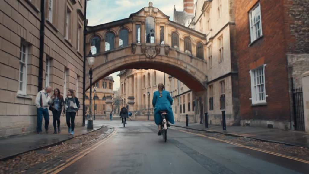 Diana passe sous le pont des soupirs d'Oxford à vélo