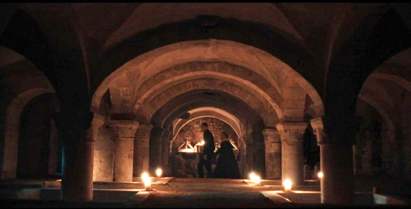 Diana et Matthew traversent la crypte