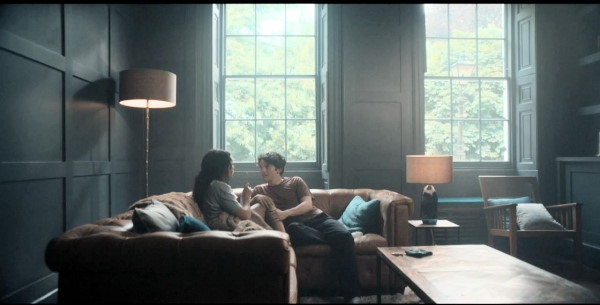 Phoebe et Marcus dans assis sur le canapé de son salon