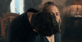 Matthew embrasse Diana dans le cou s3e5