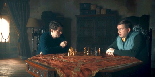 Matthew et Hamish reprennent leurs parties d'échecs s3e7
