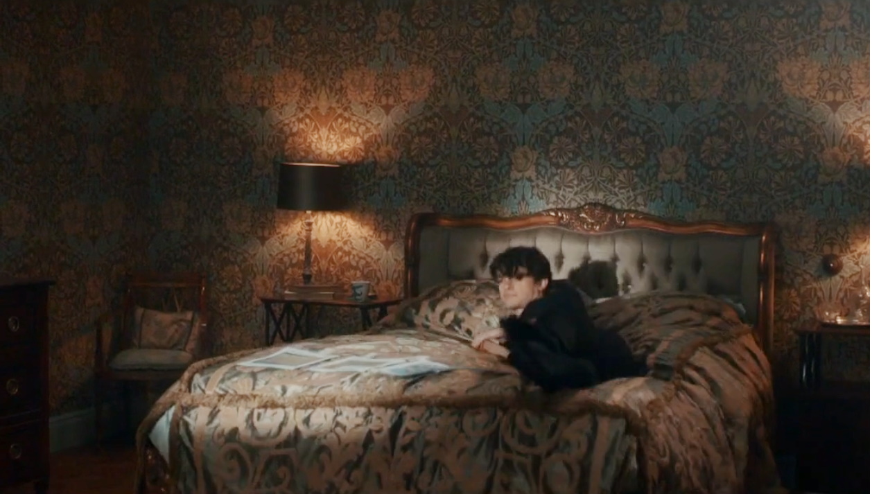 Marcus confortablement installé sur le lit de Mayfair