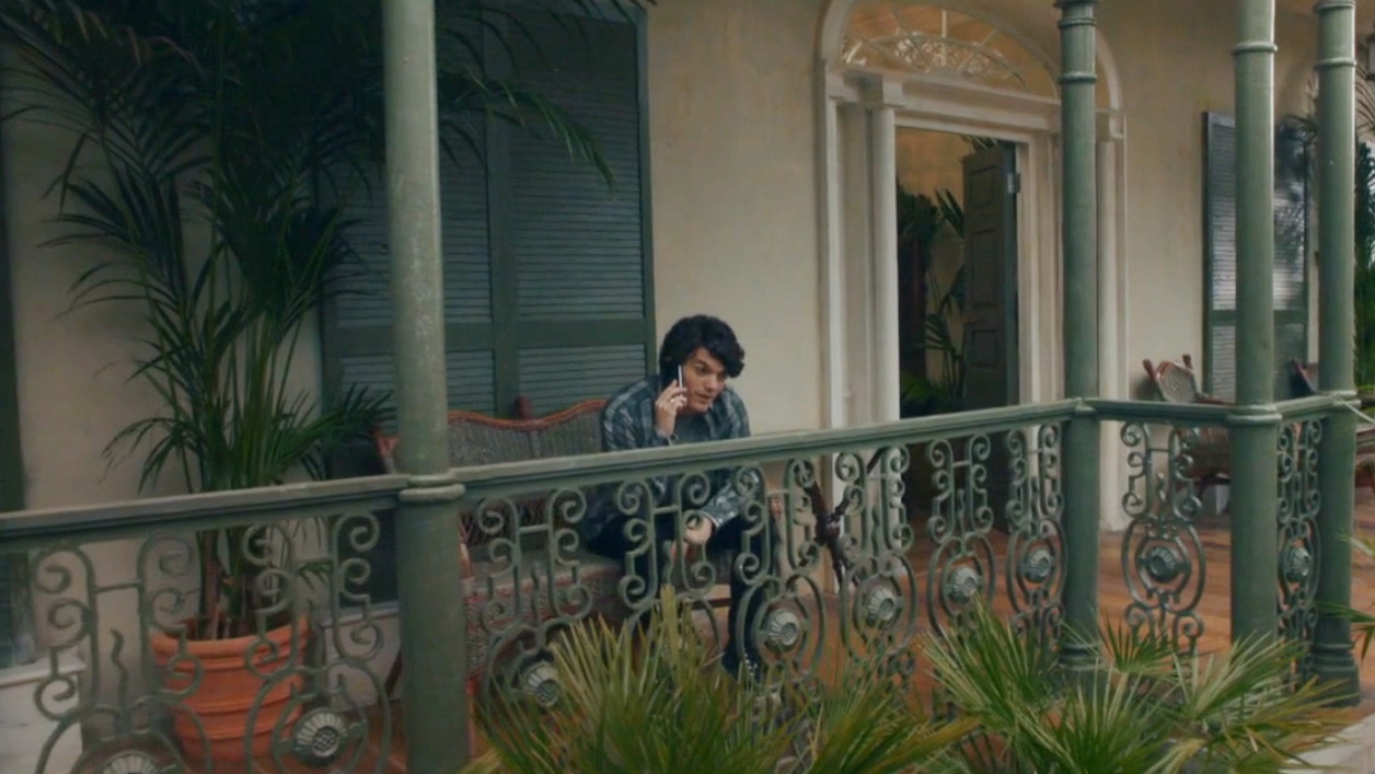 Marcus assis sur le porche téléphone à Phoebe