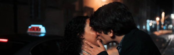 Phoebe et Marcus s'embrassent pour la première fois