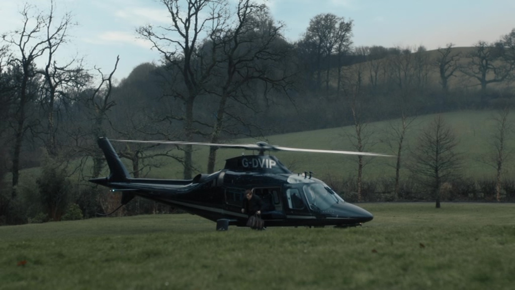 L'hélicoptère de Baldwin se pose presqu'au pied du château