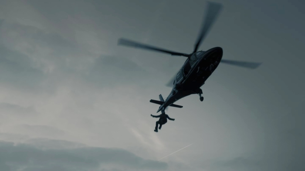Matthew saute d'un hélicoptère en vol