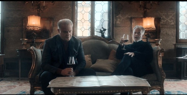 Knox et Gerbert boivent du vin chez le vampire, à Venise