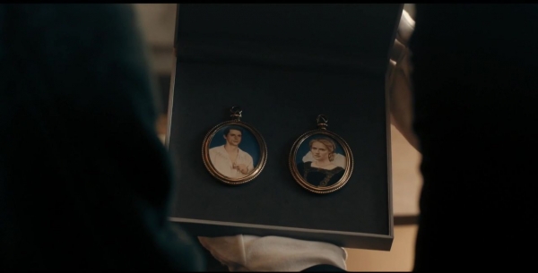 Les médaillons miniatures de Diana et Matthew que Marcus doit acheter s2e4